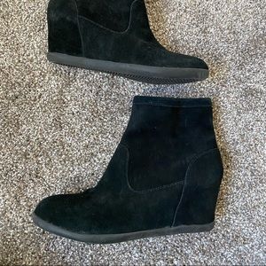 Minnetonka suede black wedge ankle boots. Size 8.5